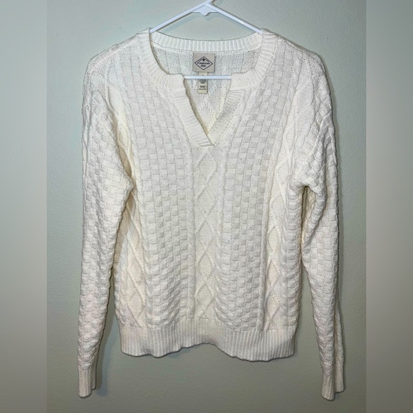 St. John's Bay Sweaters - St. John's Bay Women’s White Cable Knit Pullover V-Neck Sweater! Size Small.